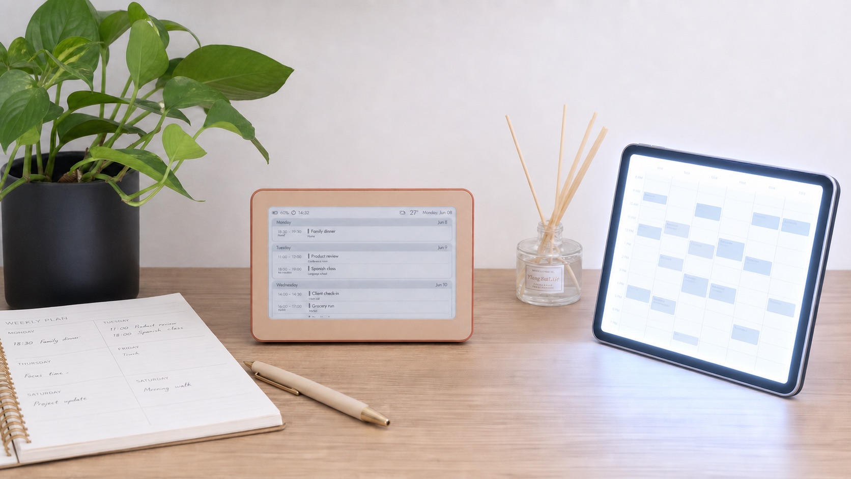 Agenda settimanale di carta, calendario e‑ink Brisa Daylo e tablet luminoso disposti uno accanto all’altro su una scrivania