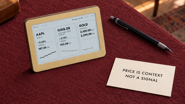 Brisa Daylo Dune Walnut con Apple, un ETF e oro accanto a un cartoncino Price is context, not a signal